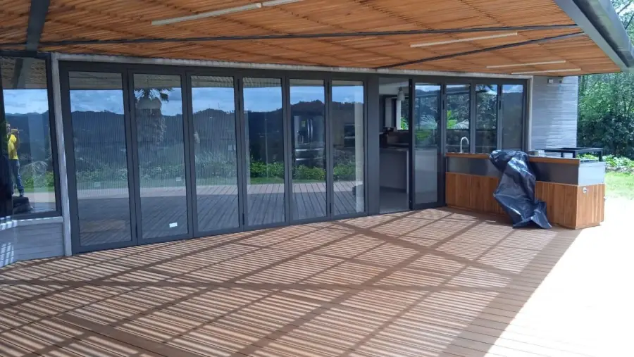 Puertas de vidrio de una casa campestre en Antioquia con película arquitectónica instalada por Security Films