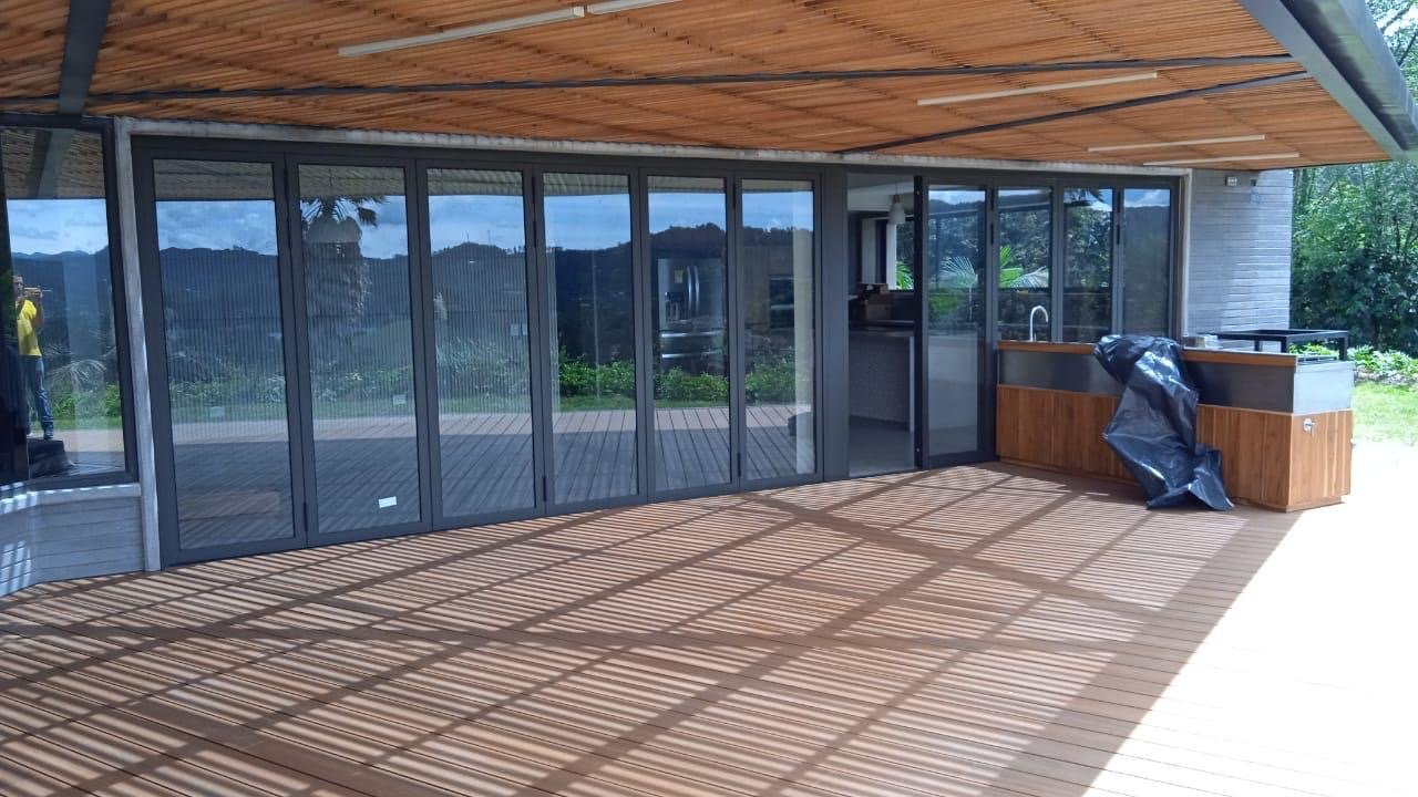 Vista a través de un vidrio con película de control solar