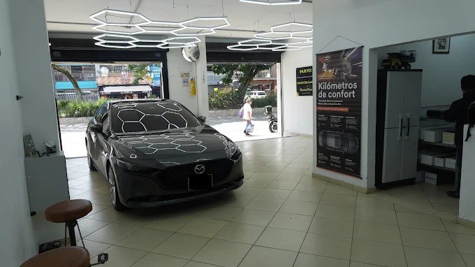 Interior de la sede La 30 con un Mazda recién polarizado bajo iluminación hexagonal